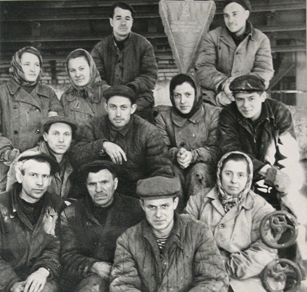 На монтаже котла №1 передовая бригада ЦЭМ Бедняшкина Б.И. 1959 г.